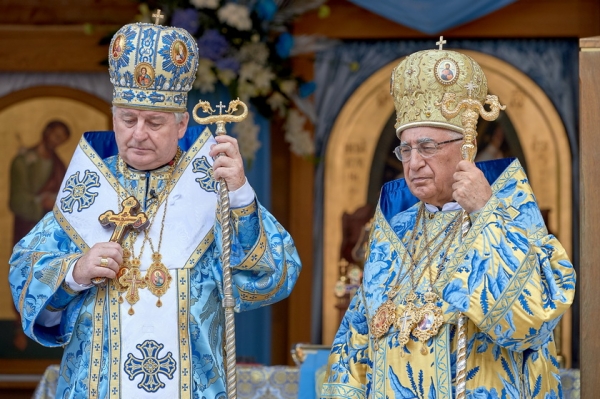 Archívne foto: Patriarcha Joseph Absi a arcibiskup Ján Babjak na hore Zvir v Litmanovej, 4.8.2019, autor: Michal Petrilák
