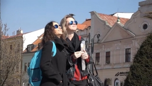 Foto: študentky pozorujú zatmenie v Prešove, 20.3.2015